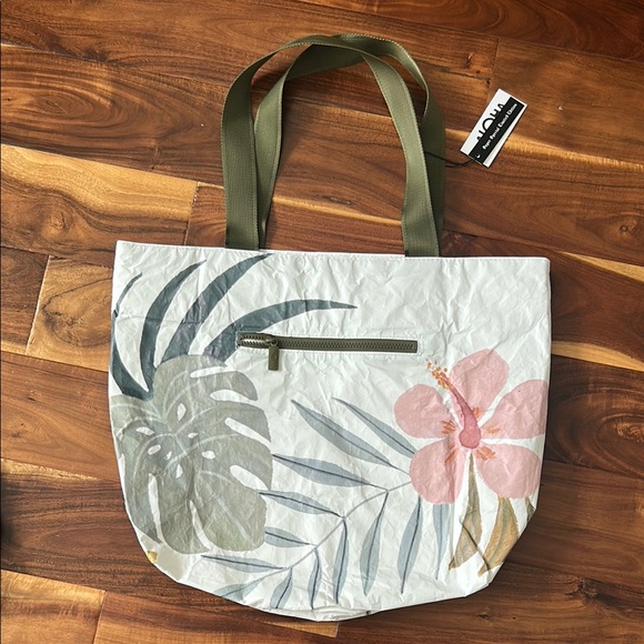 ALOHA Collection Limited Edition Ocean Paper Daytripper Tote bag NWT - Picture 2 of 5